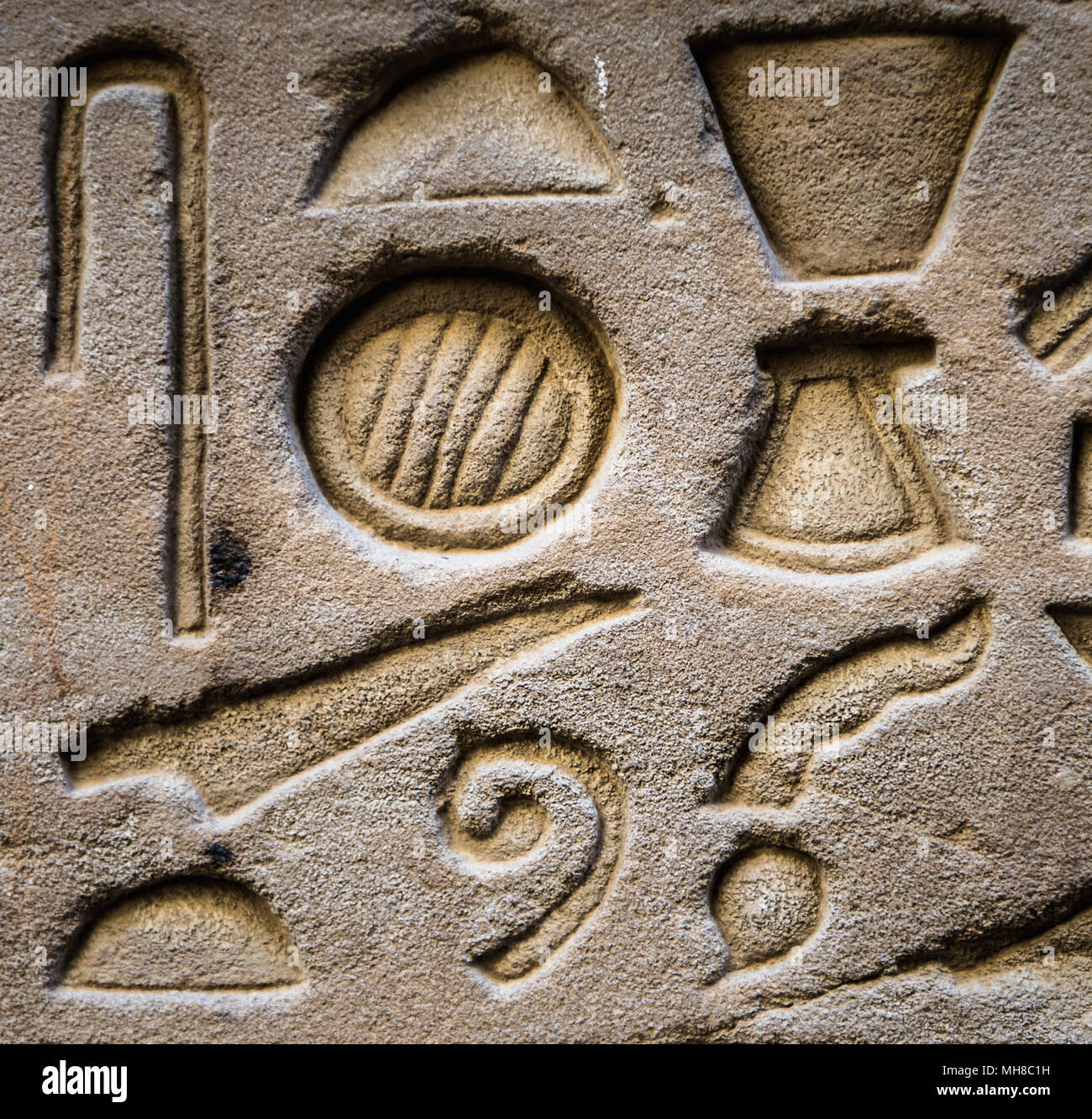 Les hiéroglyphes égyptiens sur le mur dans un temple Banque D'Images