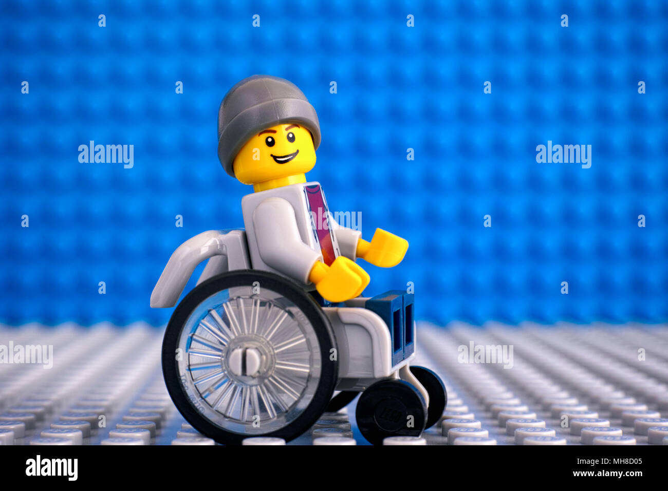 Tambov, Fédération de Russie - Février 05, 2018 garçon Lego playmobil -  5116 - moto en fauteuil roulant. Fond plaques bleu et gris. Studio shot  Photo Stock - Alamy
