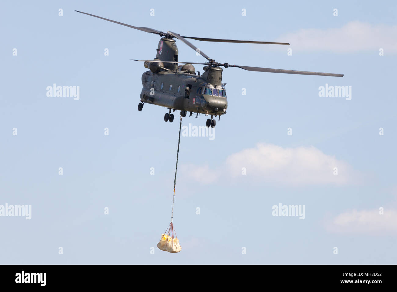 BERLIN / ALLEMAGNE - 28 avril 2018 : l'hélicoptère de transport militaire de Chinook Boing Craft Rotor Systems vole à l'aéroport de Berlin Schoenefeld /. Banque D'Images