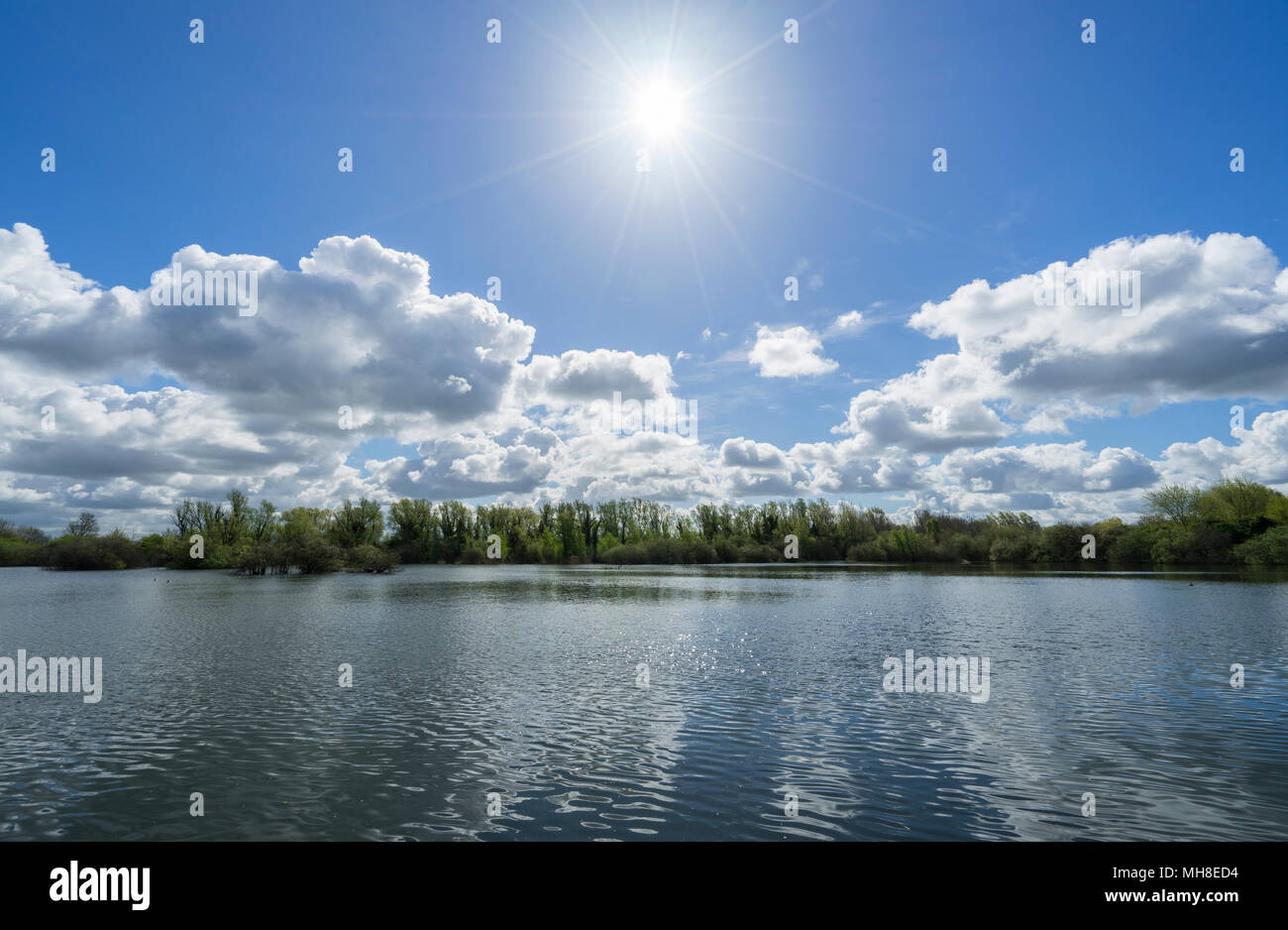 Soleil et ciel au-dessus de lake Milton country park Banque D'Images