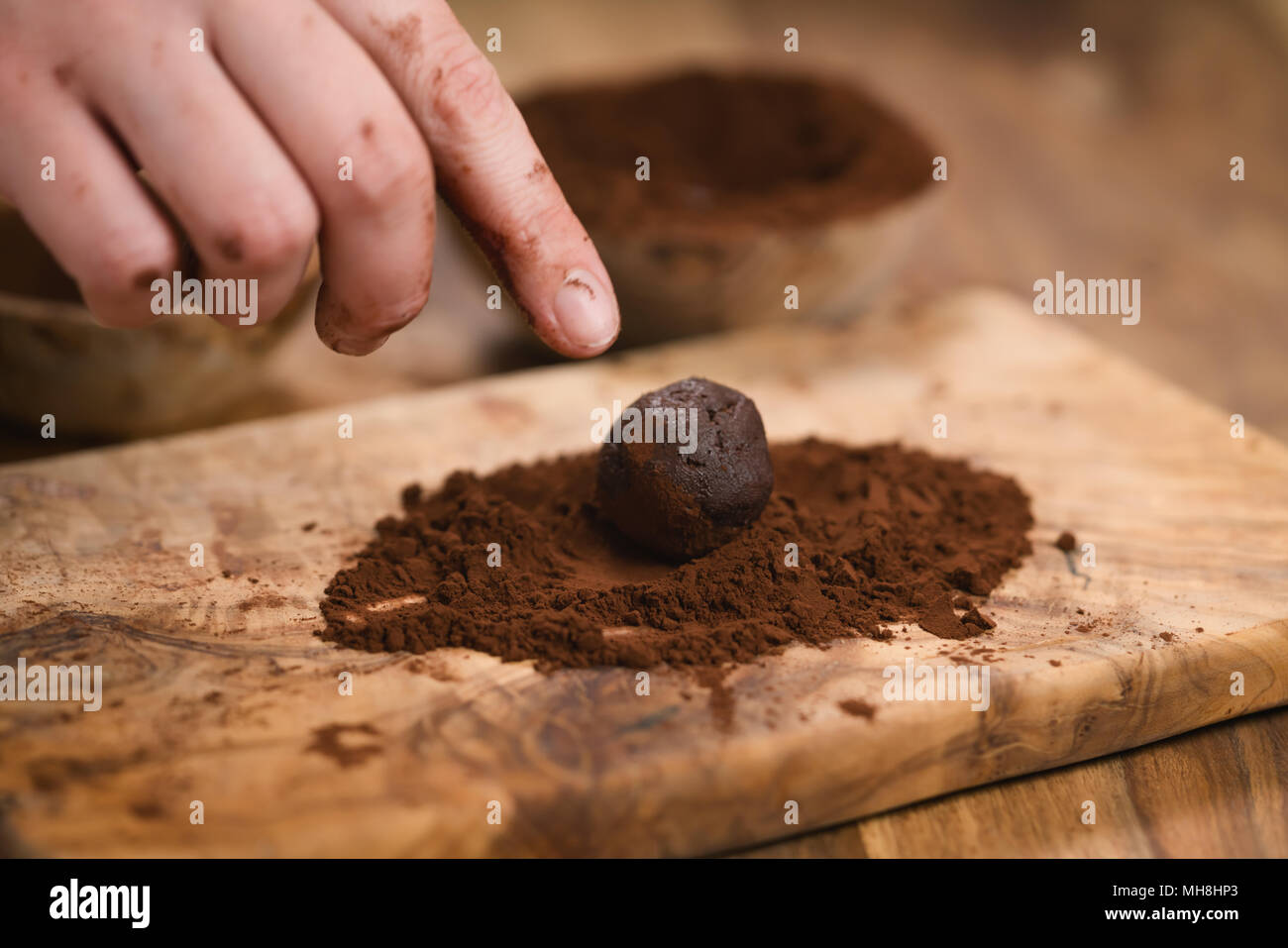 Teen femelle part faire des truffes au chocolat Banque D'Images