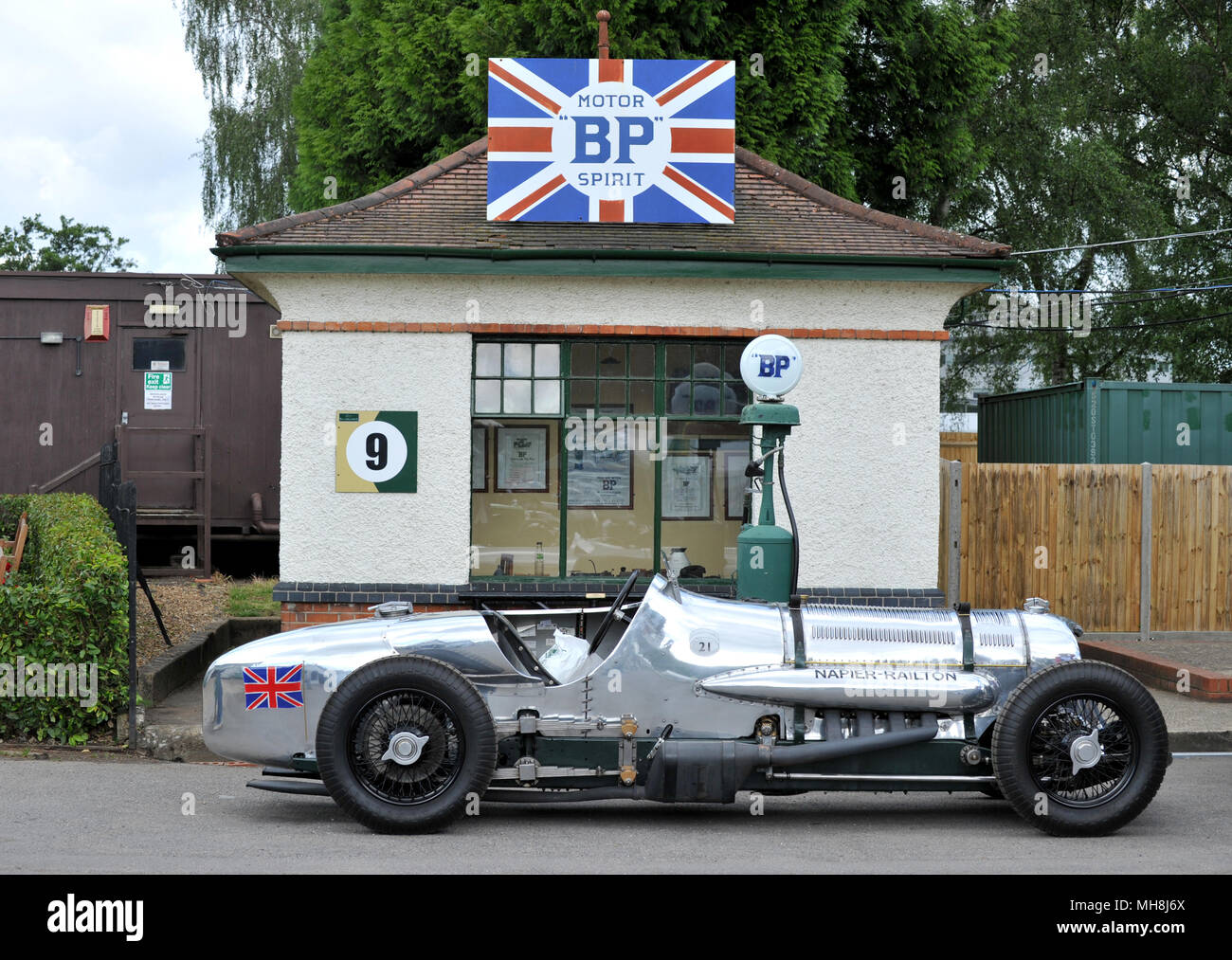 Napier Railton par le BP Pavilion à Brooklands Banque D'Images