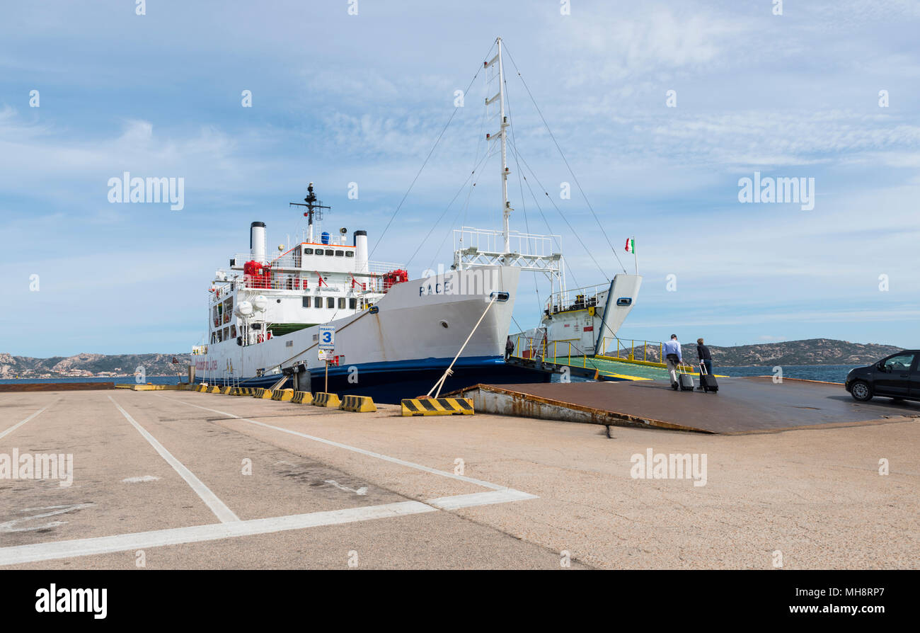 Les gens et les voitures sont en cours de chargement sur le traversier entre l'île de Palau en Sardaigne, sur la magnifique île de La Maddalena, cette île est comparé avec les maldives Banque D'Images