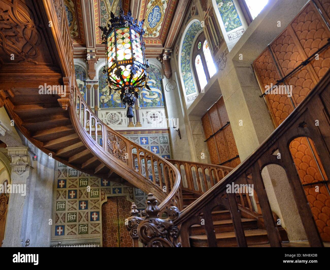 Gressoney-Saint-Jean, région du Val d'aoste, Italie. 25 avril 2018. Castel Savoia. A l'intérieur, le fabuleux escalier en bois. Banque D'Images