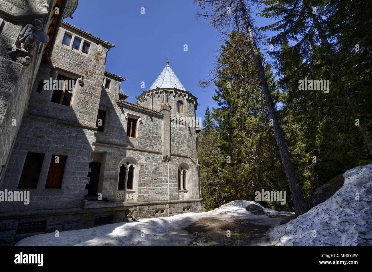 Gressoney-Saint-Jean, région du Val d'aoste, Italie. 25 avril 2018. Castel Savoia, est une villa construite à la fin des années 1800 dans un style éclectique. Jeu de conte Banque D'Images
