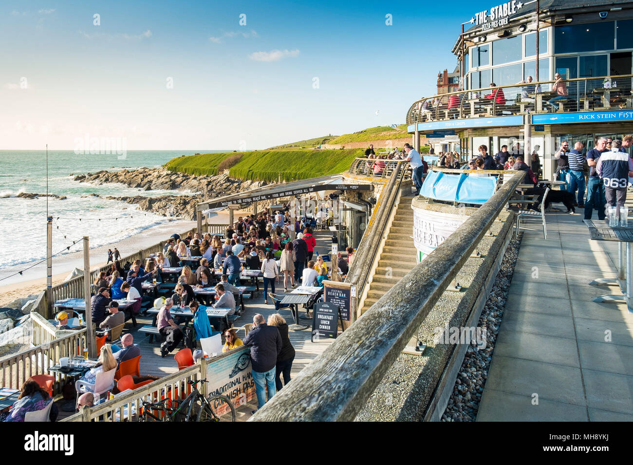 Les vacanciers à la plage de Fistral Bar profitant du soleil du soir à Newquay en Cornouailles. Banque D'Images