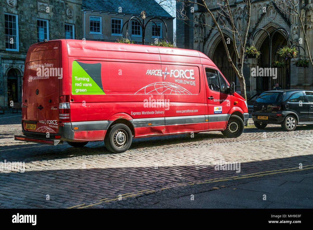 Un colis de livraison Force van stationné dans le centre-ville de Truro à Cornwall. Banque D'Images