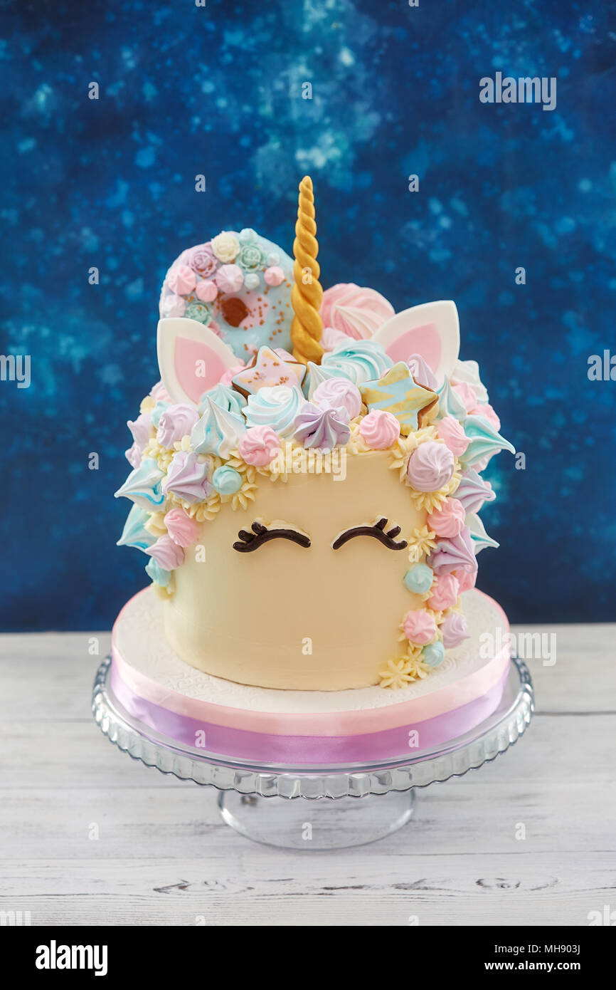 Gros Gateau Colore En Forme De Visage Unicorn Photo Stock Alamy