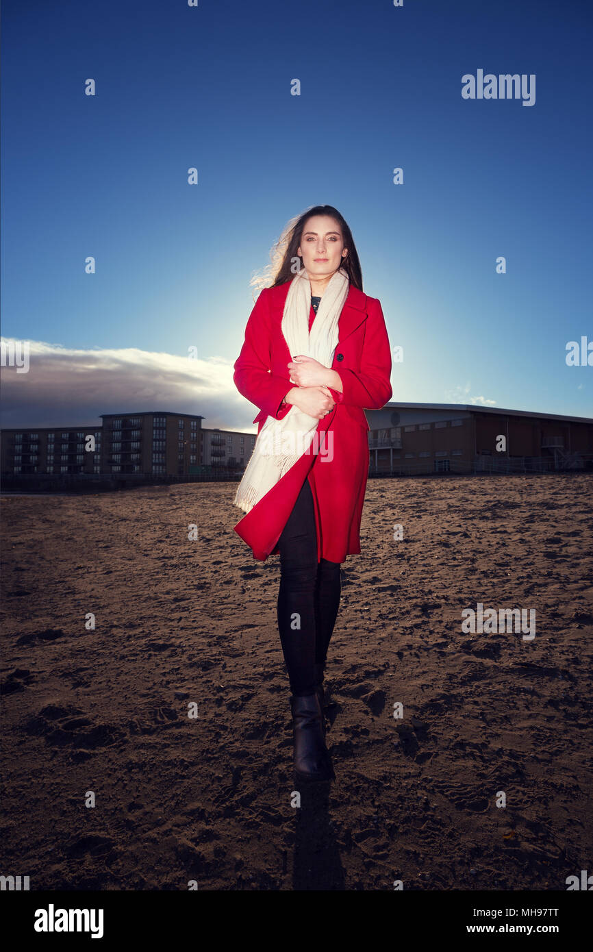 Femme à la plage, montrant l'émotion et l'expression traitement de l'anxiété, douleur, dépression et la santé mentale. Banque D'Images