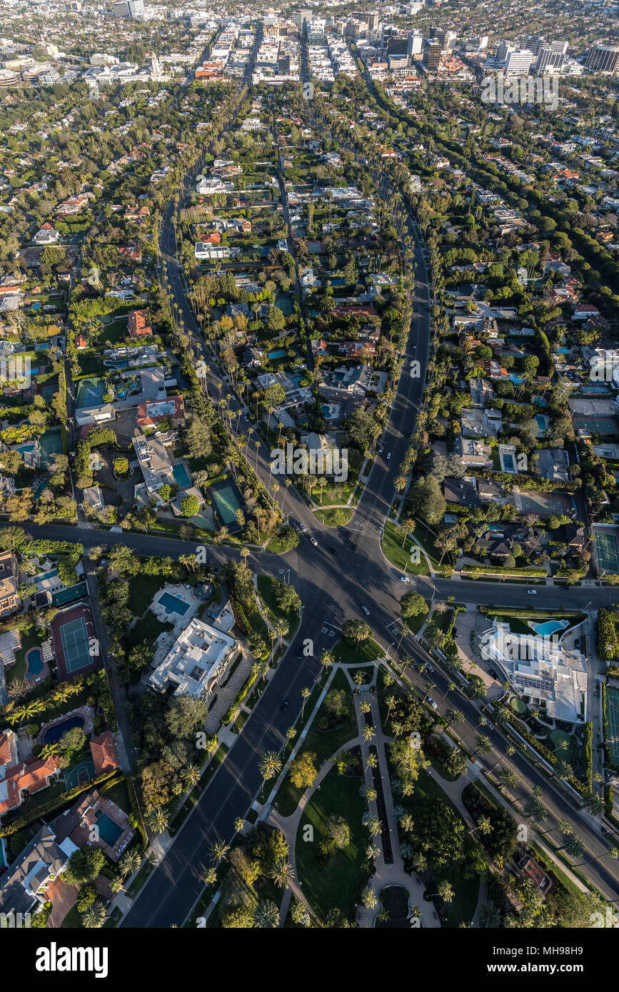 Vue aérienne verticale de l'intersection à 6 voies N Beverly Drive et n'Canon et Lomitas Ave dans Beverly Hills, Californie. Banque D'Images