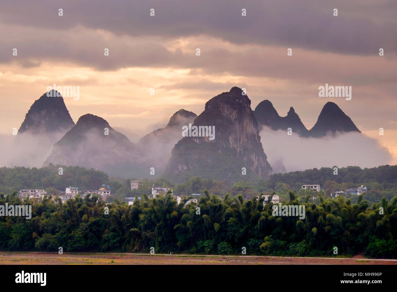 Pics montagnes karstiques, Yangshuo, Guangxi Province, China Banque D'Images