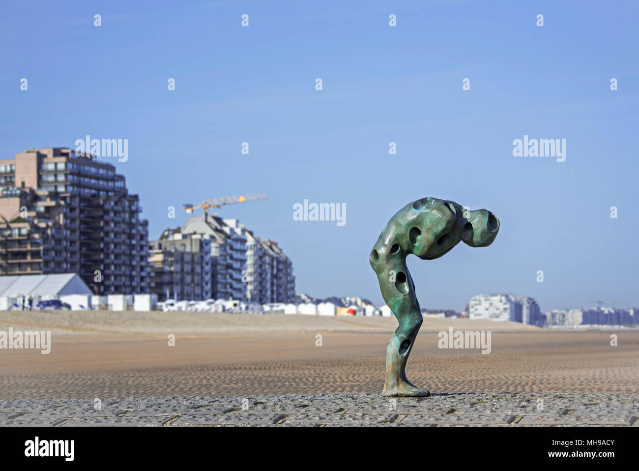 Demain l'homme Sculpture faite par la mer par l'artiste Catherine François sur l'épi le long de la côte de la mer du Nord à Knokke-Heist, Flandre occidentale, Belgique Banque D'Images