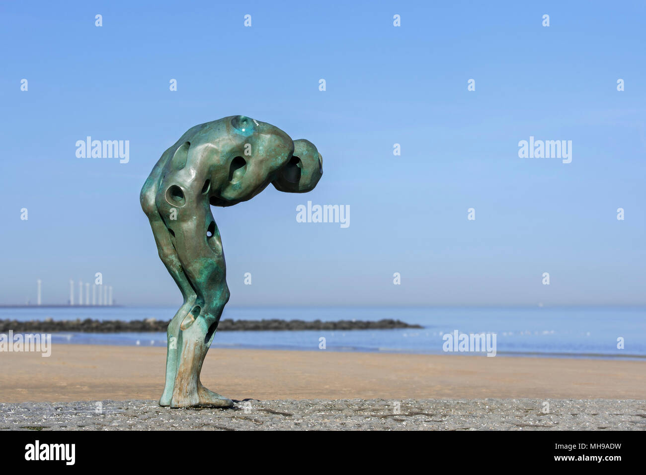 Demain l'homme Sculpture faite par la mer par l'artiste Catherine François sur l'épi le long de la côte de la mer du Nord à Knokke-Heist, Flandre occidentale, Belgique Banque D'Images