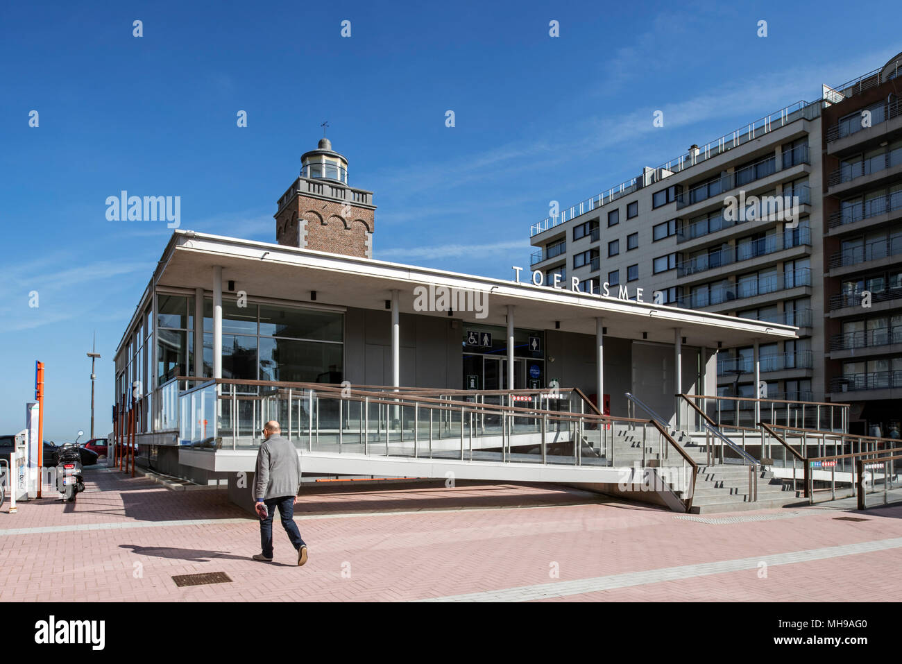 Phare et l'office de tourisme à seaside resort Knokke-Heist le long de la côte de la mer du Nord, Flandre occidentale, Belgique Banque D'Images