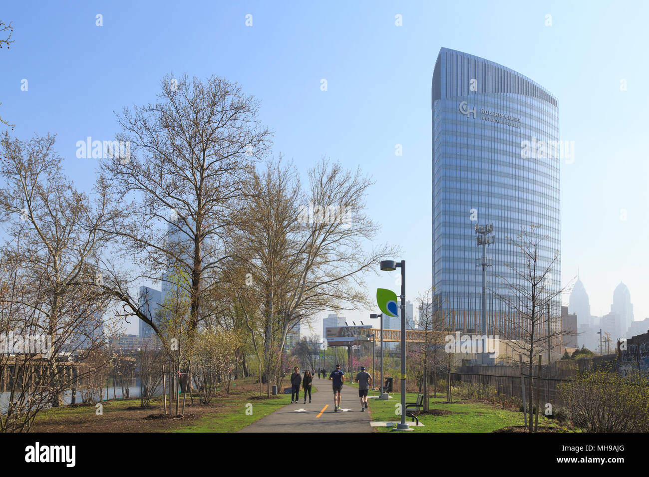 Chemin des loisirs Banques Schuylkill revitalisé en zone industrielle avec la rivière Schuylkill et Hôpital pour enfants de Philadelphie, Pennsylvanie, USA Banque D'Images