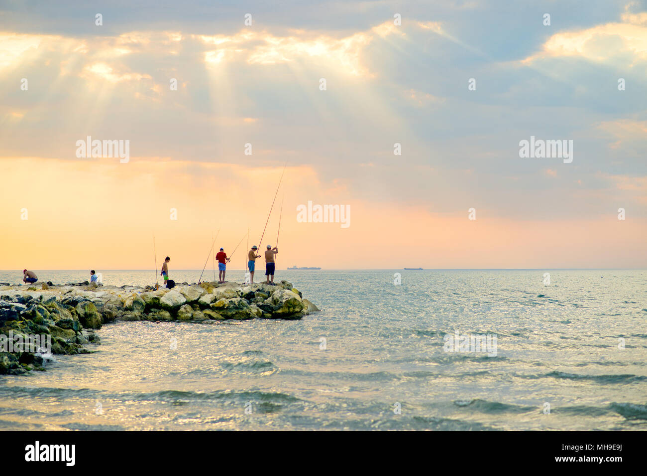 Pêcheur au coucher du soleil sur le lac Banque D'Images