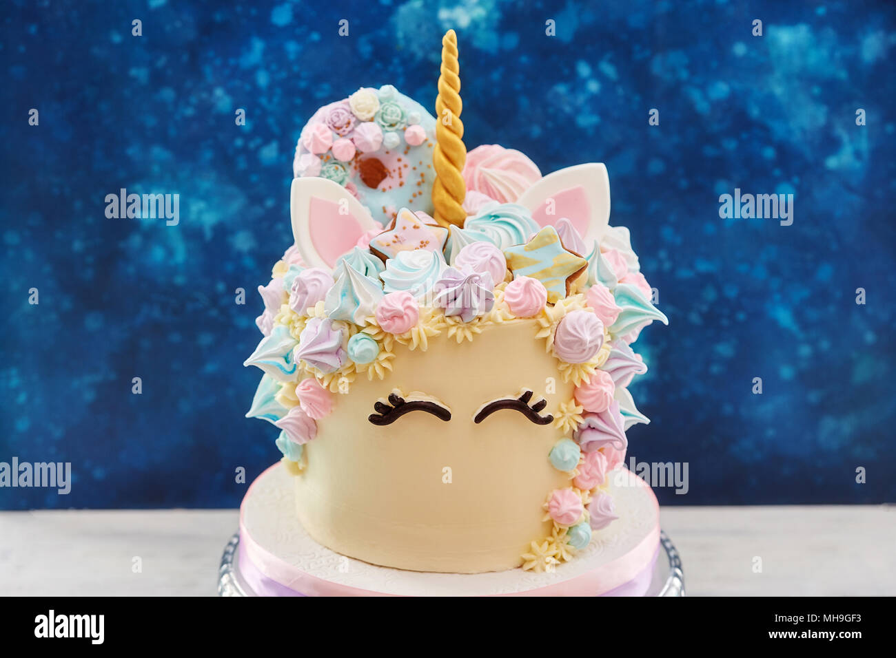Gros Gateau Colore En Forme De Visage Unicorn Photo Stock Alamy