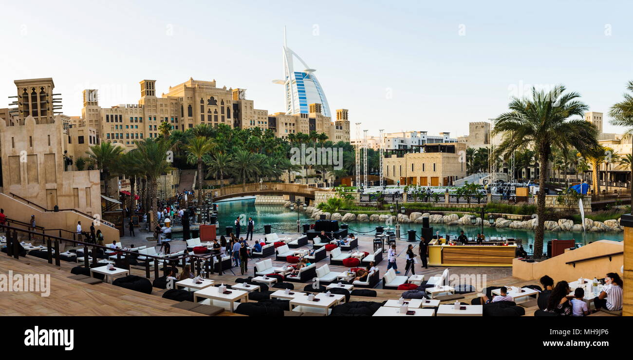 Dubaï, Émirats arabes unis - 20 Avril 2018 : vue panoramique de Madinat Jumeirah resort et restaurants avec Burj Al Arab à Dubaï, dans l'arrière-plan Banque D'Images
