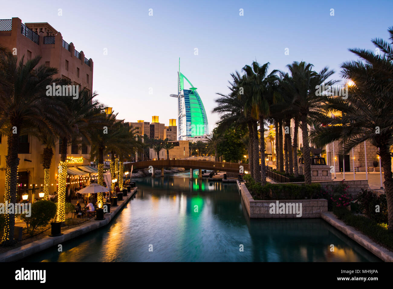 Dubaï, Émirats arabes unis - 20 Avril 2018 : Burj Al Arab hotel de luxe vue du Madinat Jumeirah resort de luxe à Dubaï, Émirats Arabes Unis Banque D'Images