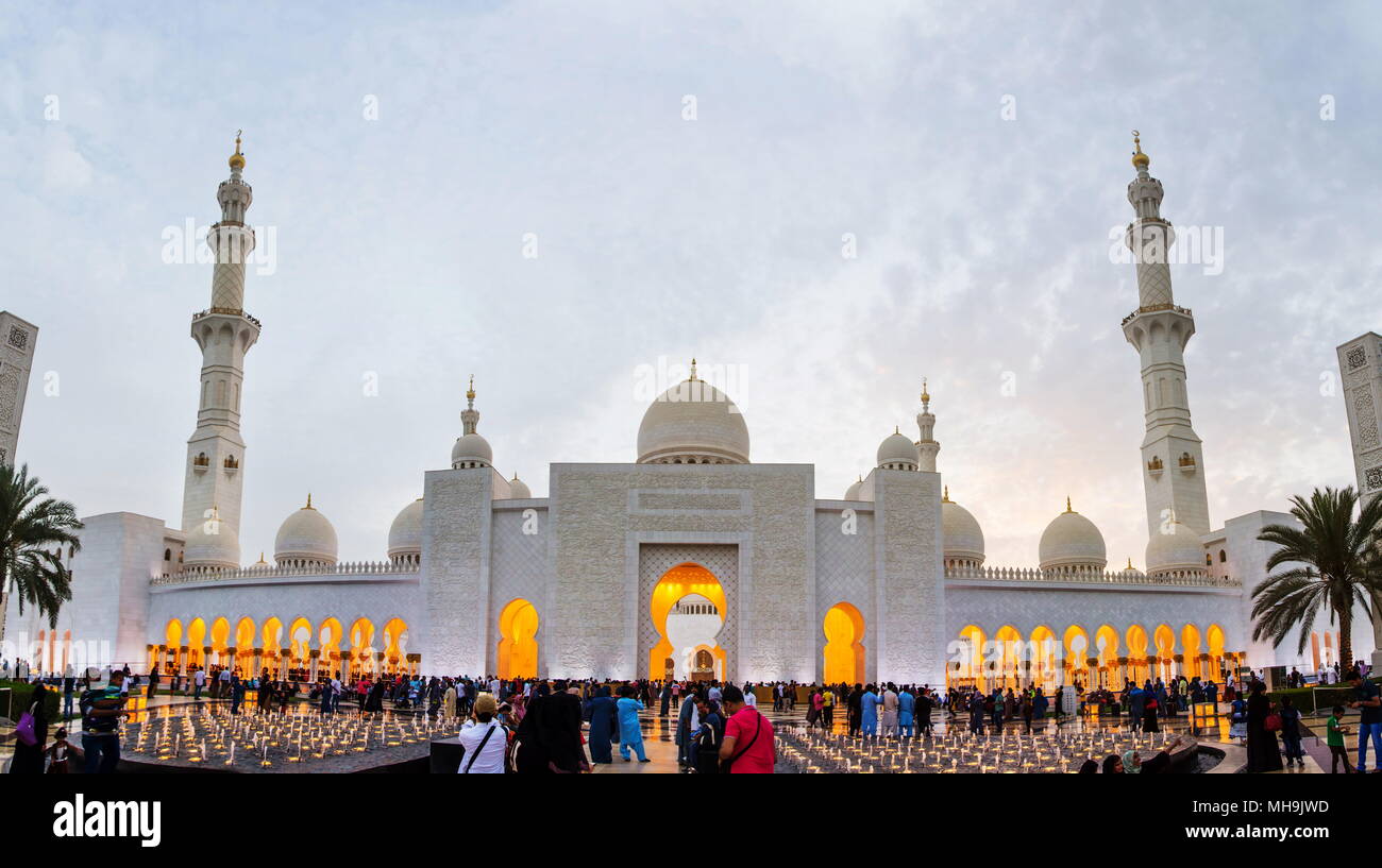 Abu Dhabi, UAE - 27 Avril 2018 : Entrée vue de la Grande Mosquée Sheikh Zayed, la plus grande mosquée de l'Emirats Arabes Unis avec de nombreux visiteurs en face Banque D'Images