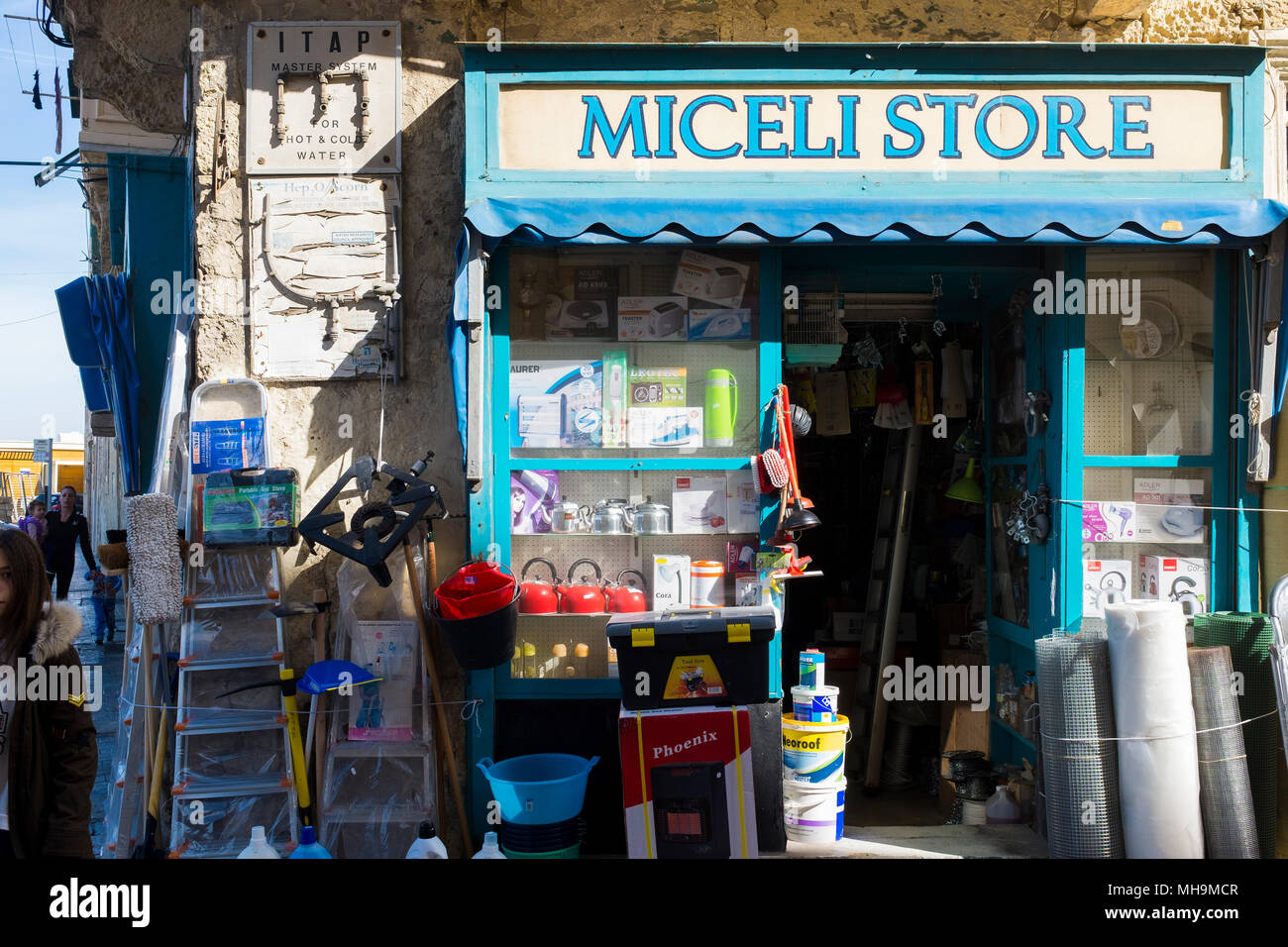 Les boutiques de la Valette sont remplies dans un espace restreint, relié par des murs épais menant à des rues longues et étroites. La Valette, Malte Banque D'Images