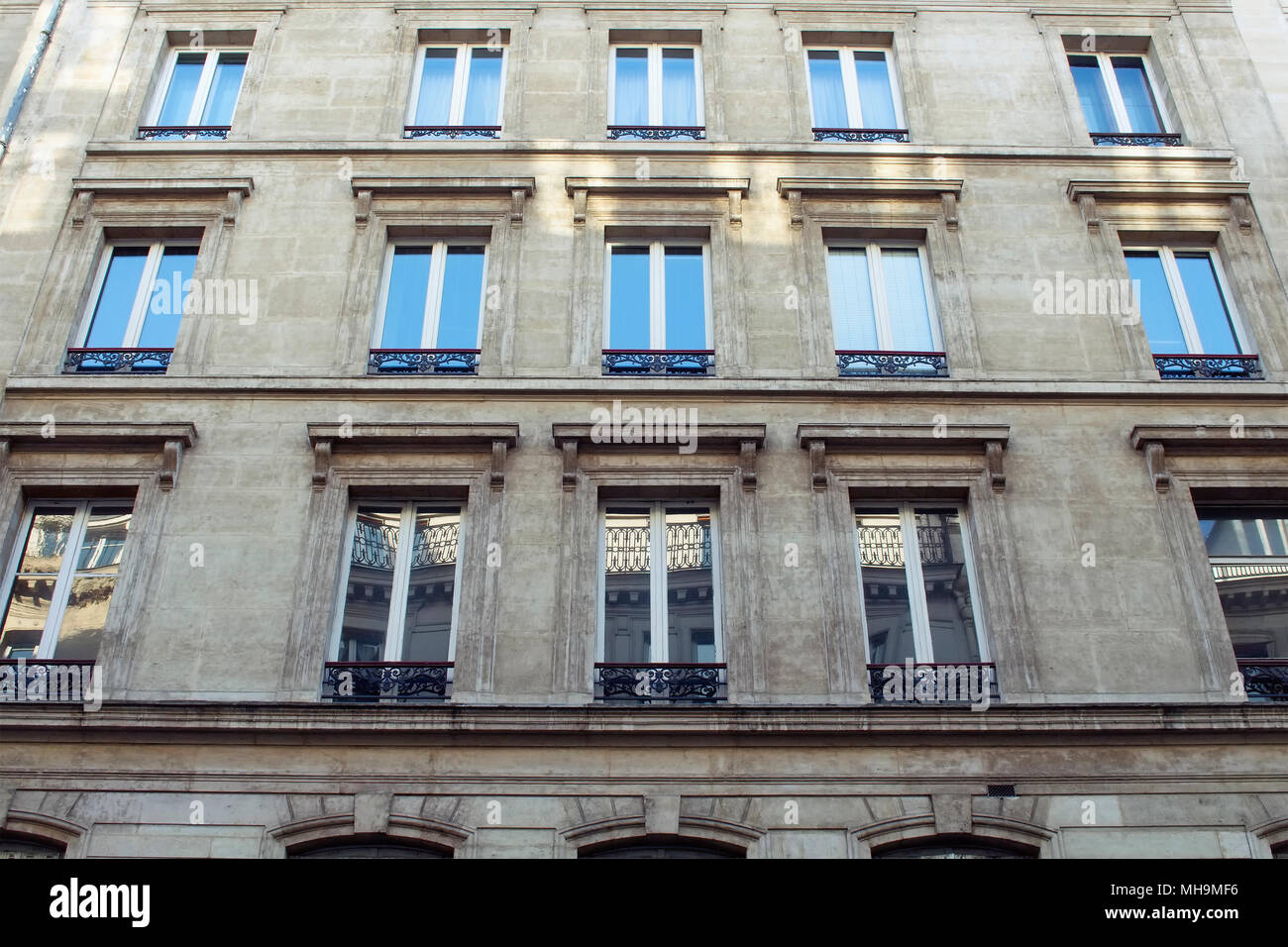 Vue du bas d'un immeuble à Paris montrant français / Parisian style architectural. Banque D'Images