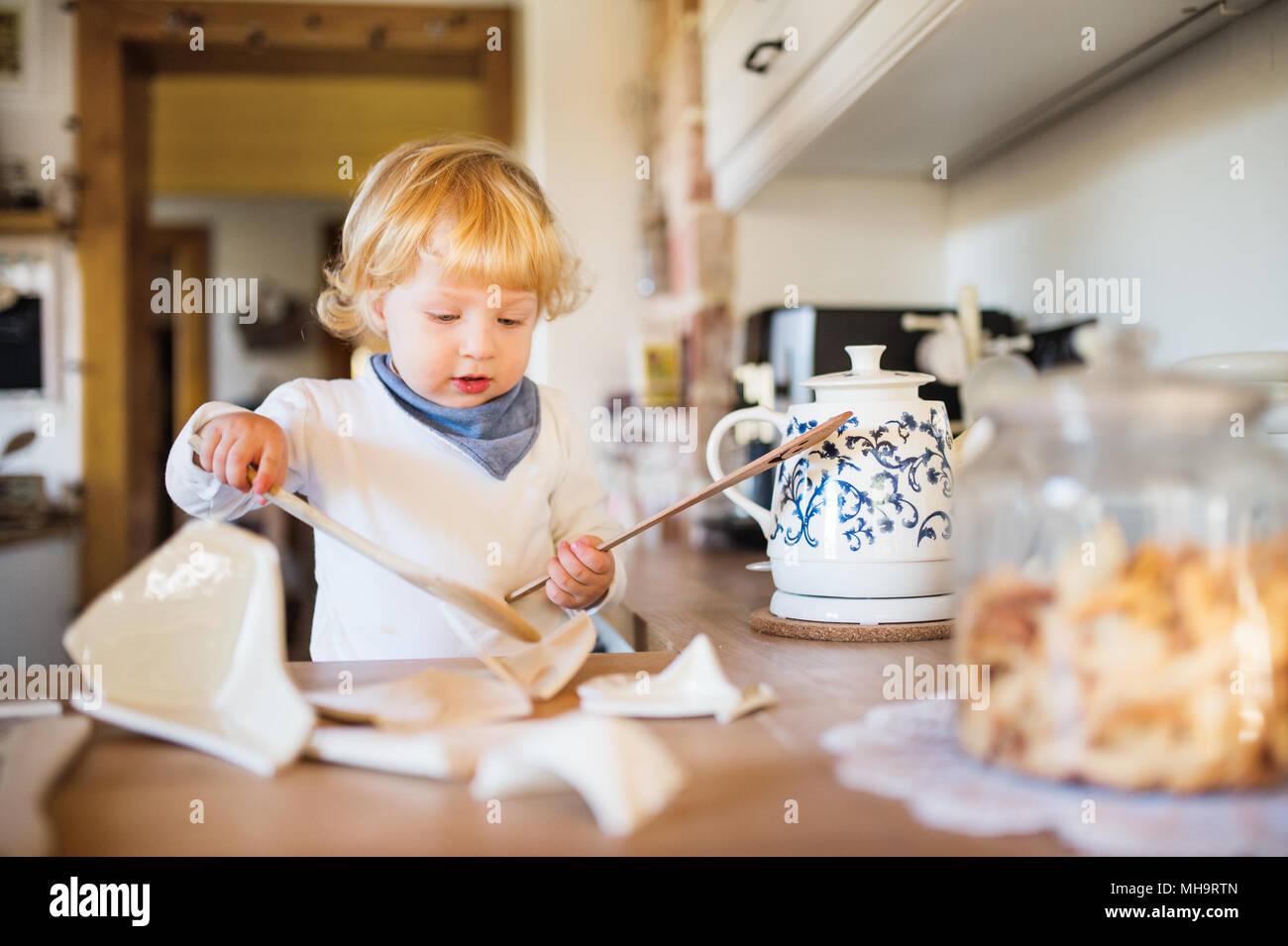 Bébé garçon en situation dangereuse à la maison. Concept de sécurité enfant. Banque D'Images