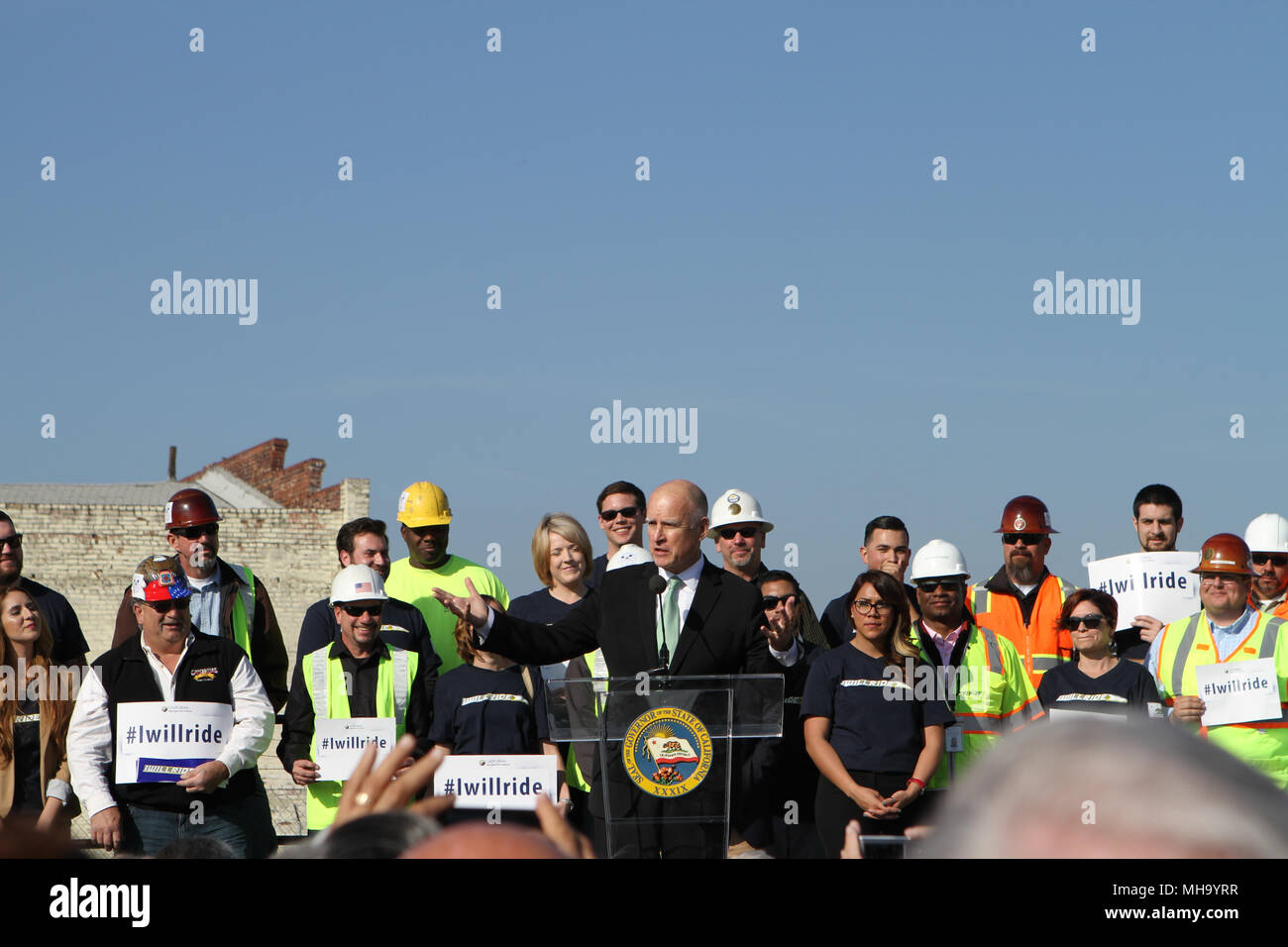 Gouverneur Jerry Brown donne un discours lors de la cérémonie d'inauguration des travaux à Fresno pour la California high speed rail project Banque D'Images