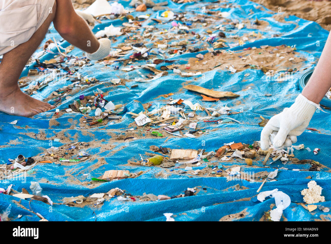 Nettoyage de plage. Dirty beaches nettoyage par l'action de l'homme. La durabilité de la planète et la préservation de la nature. Banque D'Images