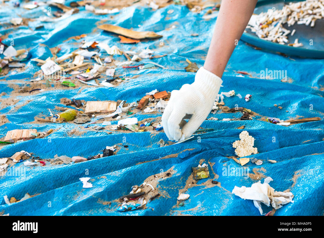 Nettoyage de plage. Dirty beaches nettoyage par l'action de l'homme. La durabilité de la planète et la préservation de la nature. Banque D'Images