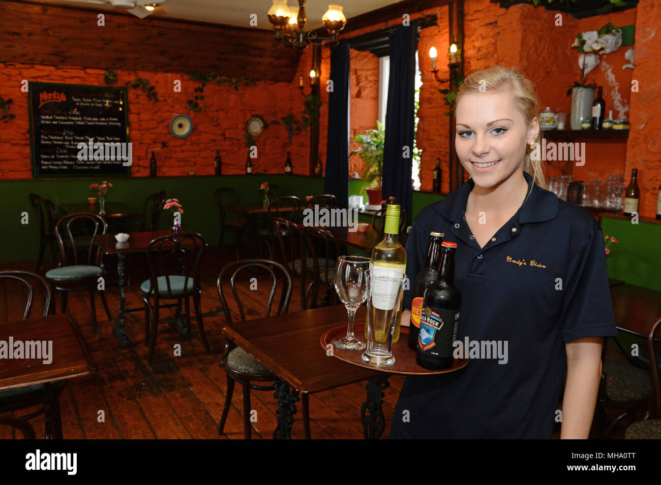 Serveuse en restaurant avec un plateau de verres de vin et bière Banque D'Images Serveuse en restaurant avec un plateau de verres de vin et bière Banque D'Images