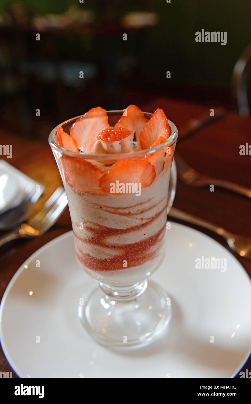 Fraise et crème dessert composé dans un restaurant à une table Banque D'Images