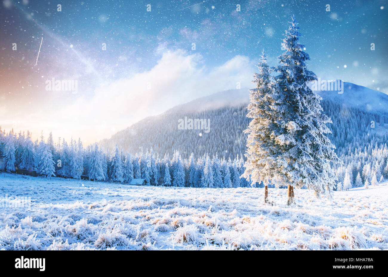Paysage D Hiver Mysterieux De Majestueuses Montagnes En Hiver Hiver Magique Arbre Couvert De Neige Carte De Vœux Effet De Lumiere Douce Bokeh Filtre Photo Stock Alamy Paysage D Hiver Mysterieux De Majestueuses Montagnes En Hiver Hiver Magique Arbre Couvert De Neige Carte De Vœux Effet De Lumiere Douce Bokeh Filtre Photo Stock Alamy