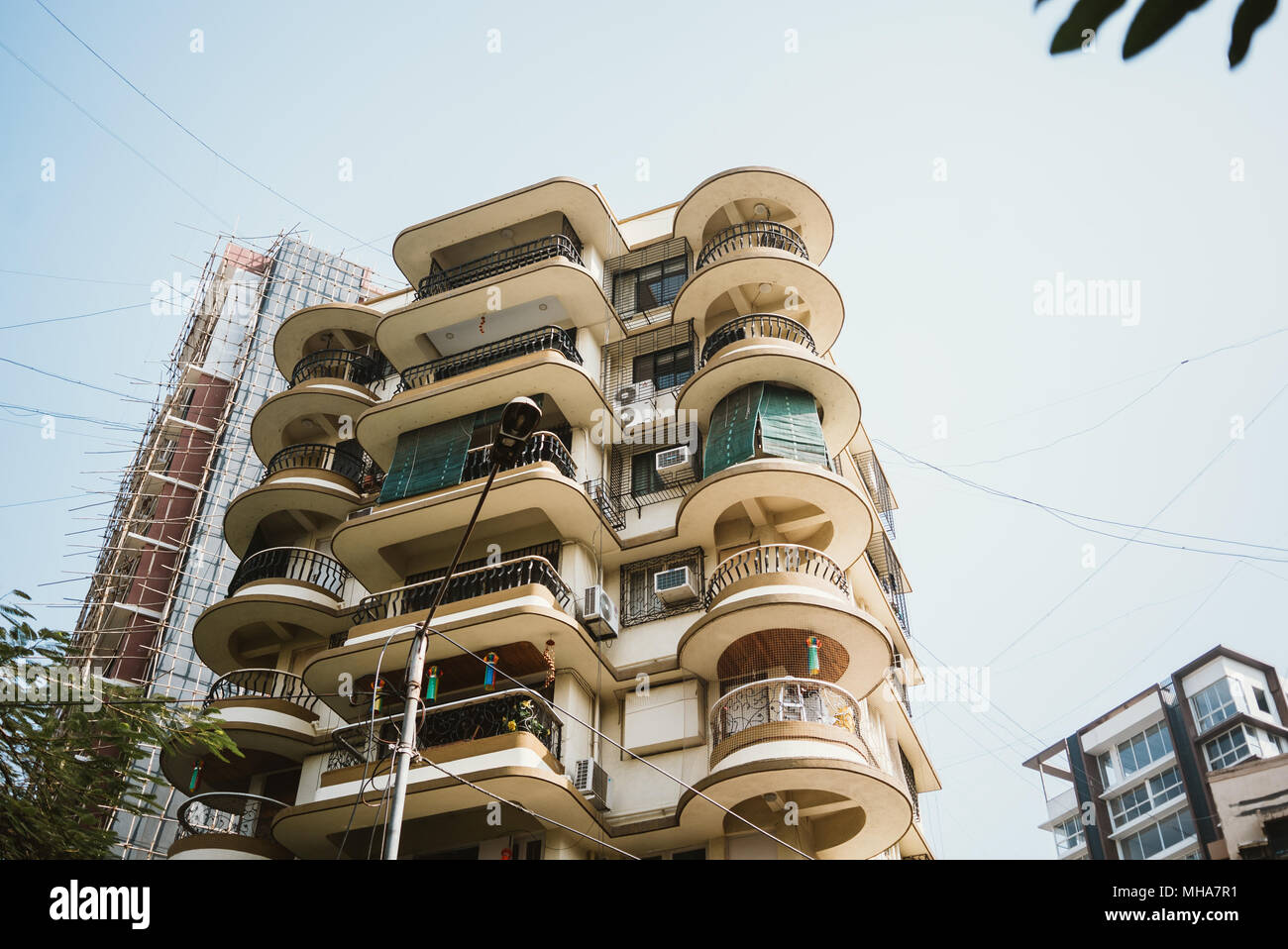 70s moderne complexe d'appartements de style art déco bauhaus à Mumbai, Inde Banque D'Images