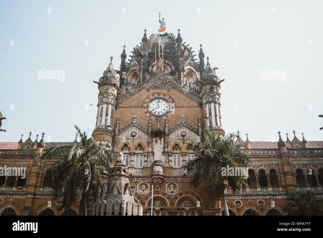 Bâtiment de l'université de style gothique avec tour de l'horloge à Mumbai, Inde Banque D'Images