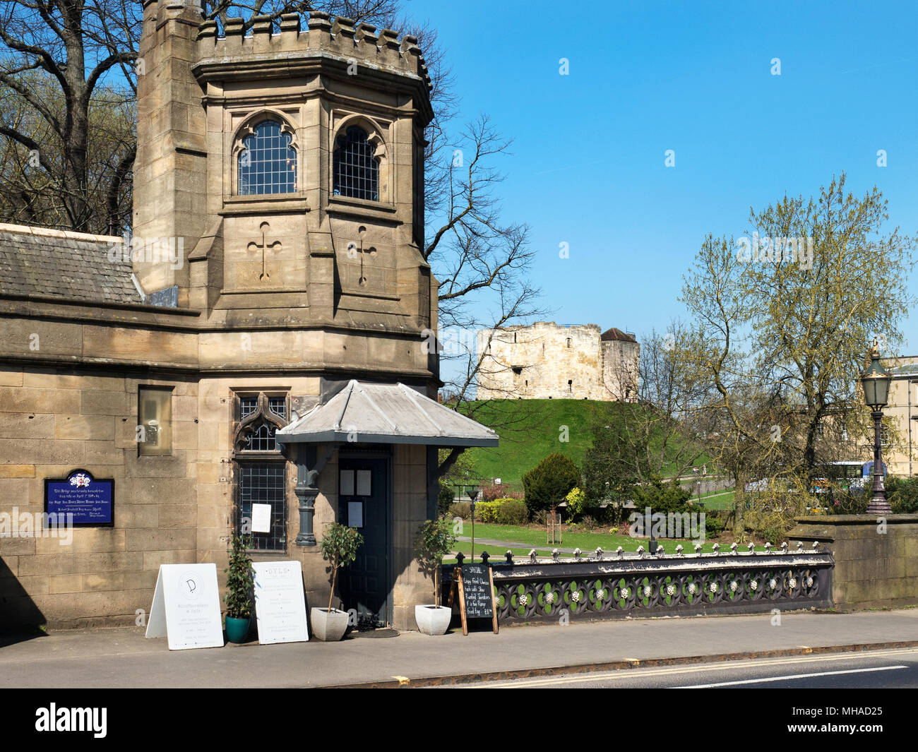 Old toll house sur Skeldergate Bridge avec Cliffords Tower au-delà York Yorkshire Angleterre Banque D'Images