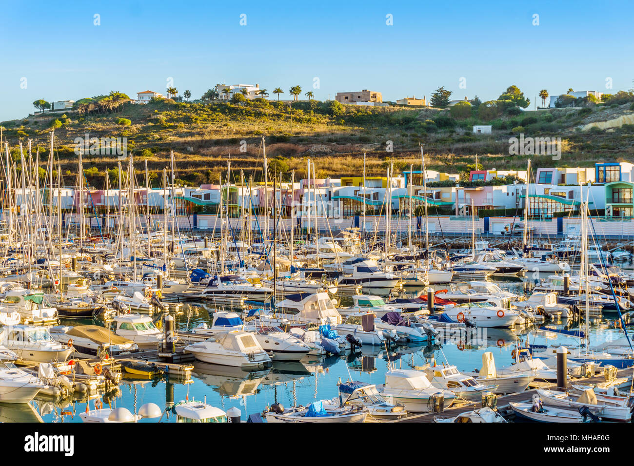De nombreux voiliers et bateaux à moteur en marina avec l'architecture colorée, Albufeira, Algarve, Portugal Banque D'Images