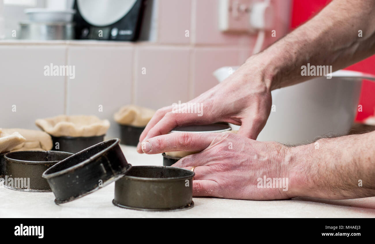 Faire des tartes de porc artisanale Banque D'Images