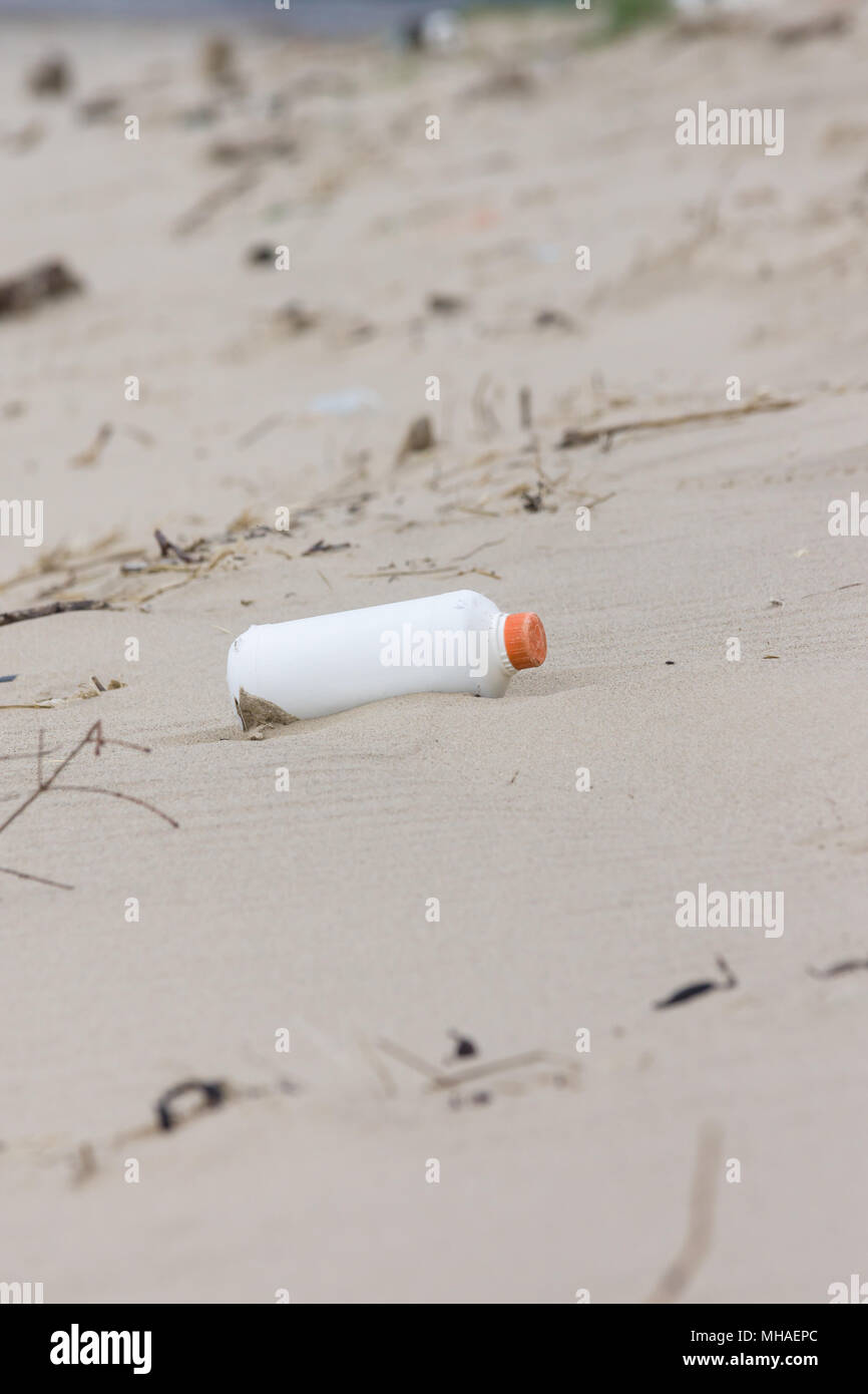 Bouteille de boisson en plastique échoué sur une plage de sable fin un exemple des nombreux morceaux de déchets dans la mer autour du monde Banque D'Images