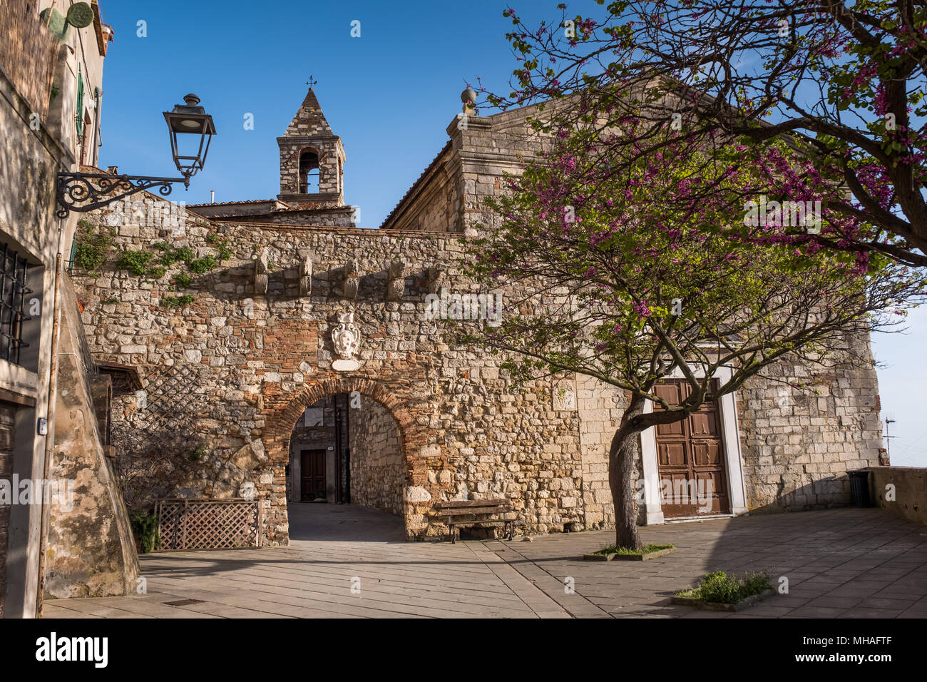 Rosignano Marittimo, Toscane - Situé dans la province de Livourne, à partir de la place avec l'église de San Ilario et le château construit en l'an 1100 Banque D'Images