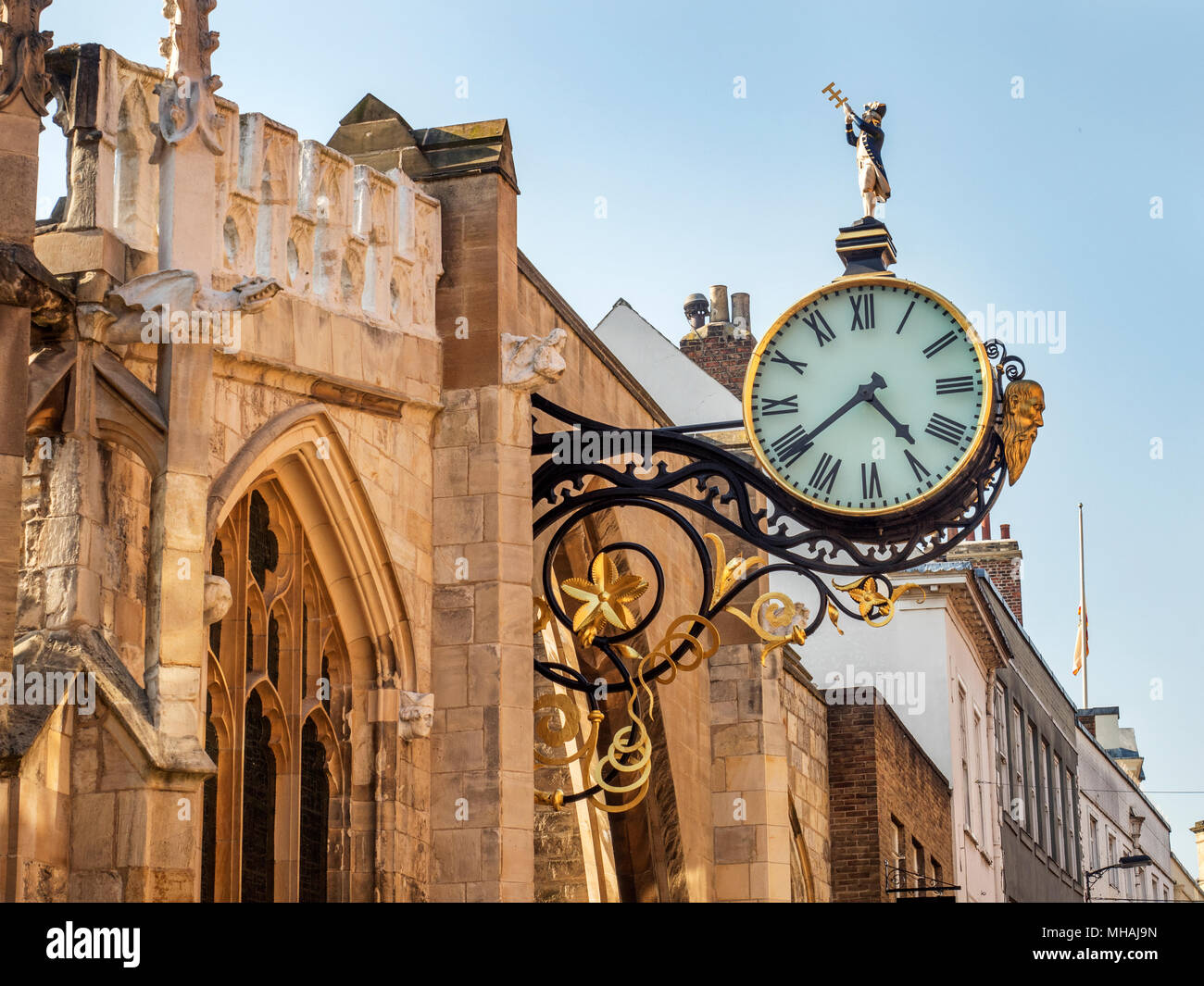 Horloge ouvragée à St Martin Coney Street à York Yorkshire Angleterre Banque D'Images
