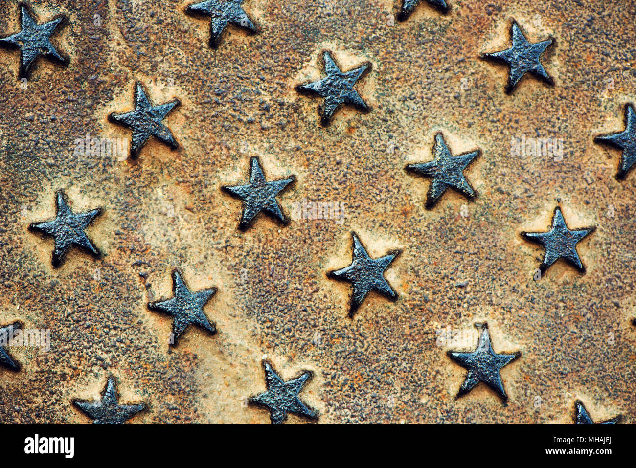 Étoile en relief des formes sur la surface de métal rouillés, usés comme fond texture métallique Banque D'Images