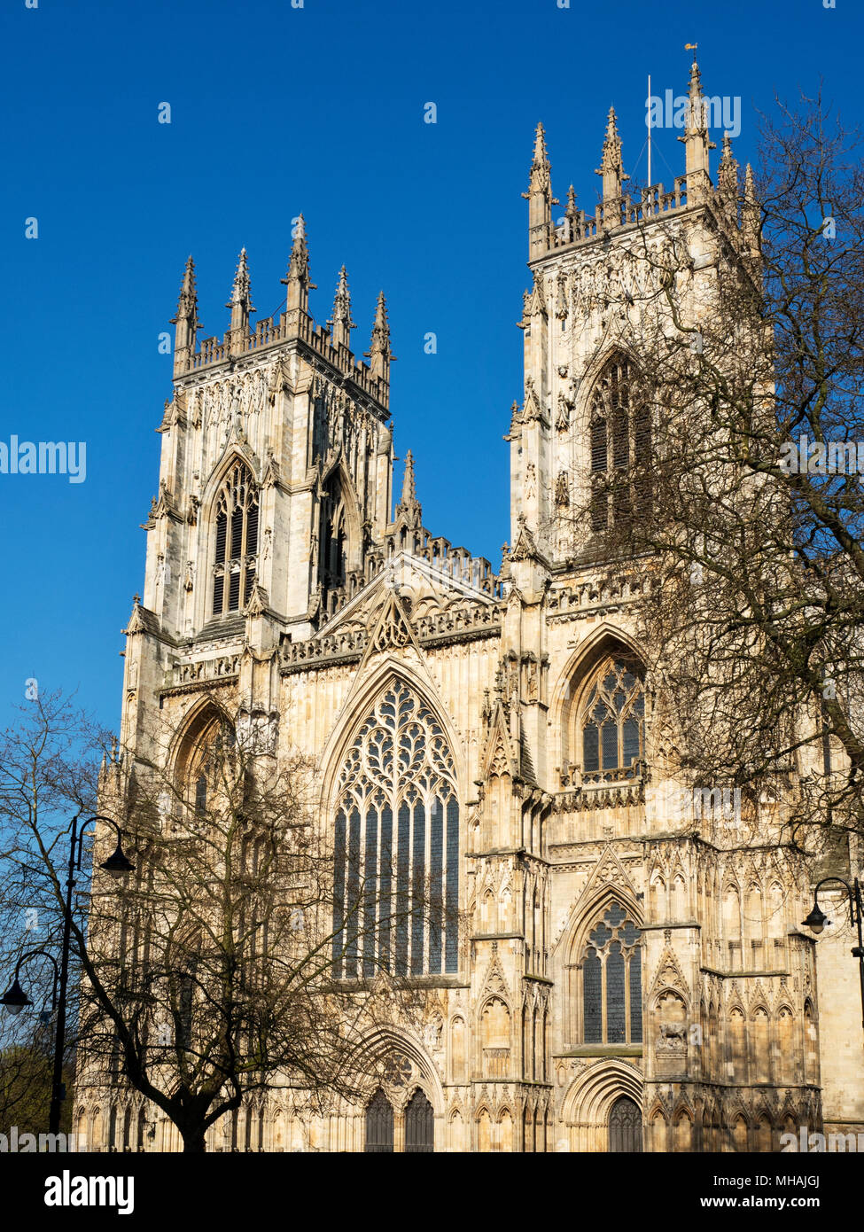 Avant de l'ouest de York Minster, illuminé par le soleil de printemps York Yorkshire Angleterre Banque D'Images