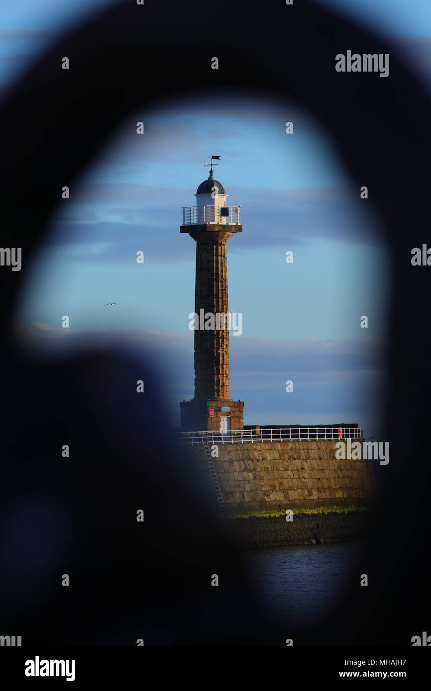 Le phare de la jetée Ouest Whitby Banque D'Images