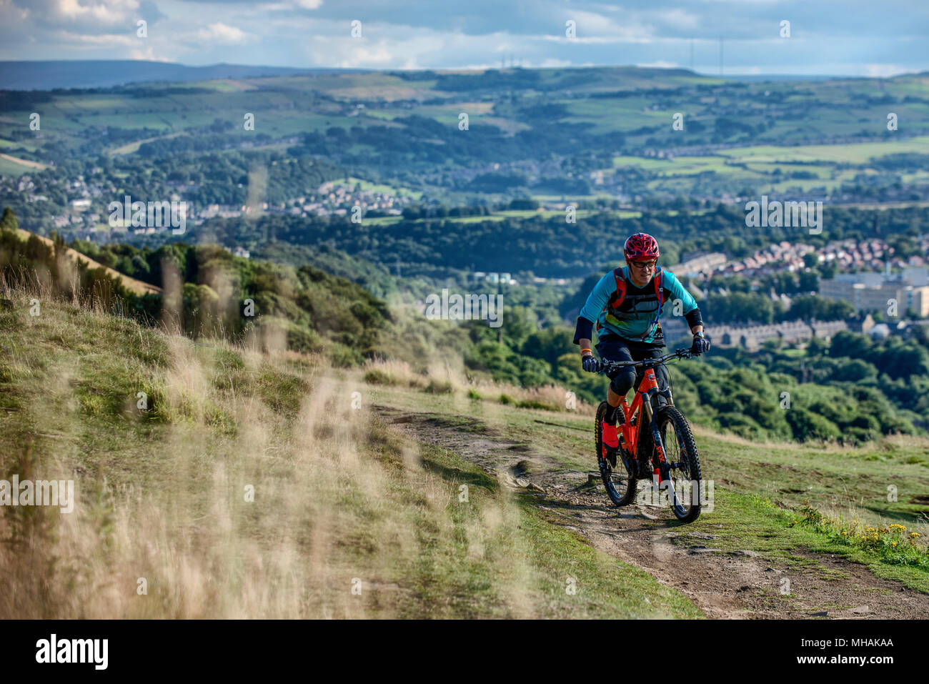 Un homme d'une pédale électrique en e-bike, près de la ville de Halifax, dans le nord de l'Angleterre. Banque D'Images