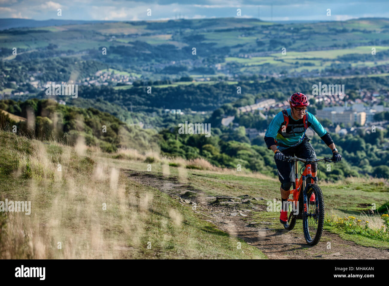 Un homme d'une pédale électrique en e-bike, près de la ville de Halifax, dans le nord de l'Angleterre. Banque D'Images