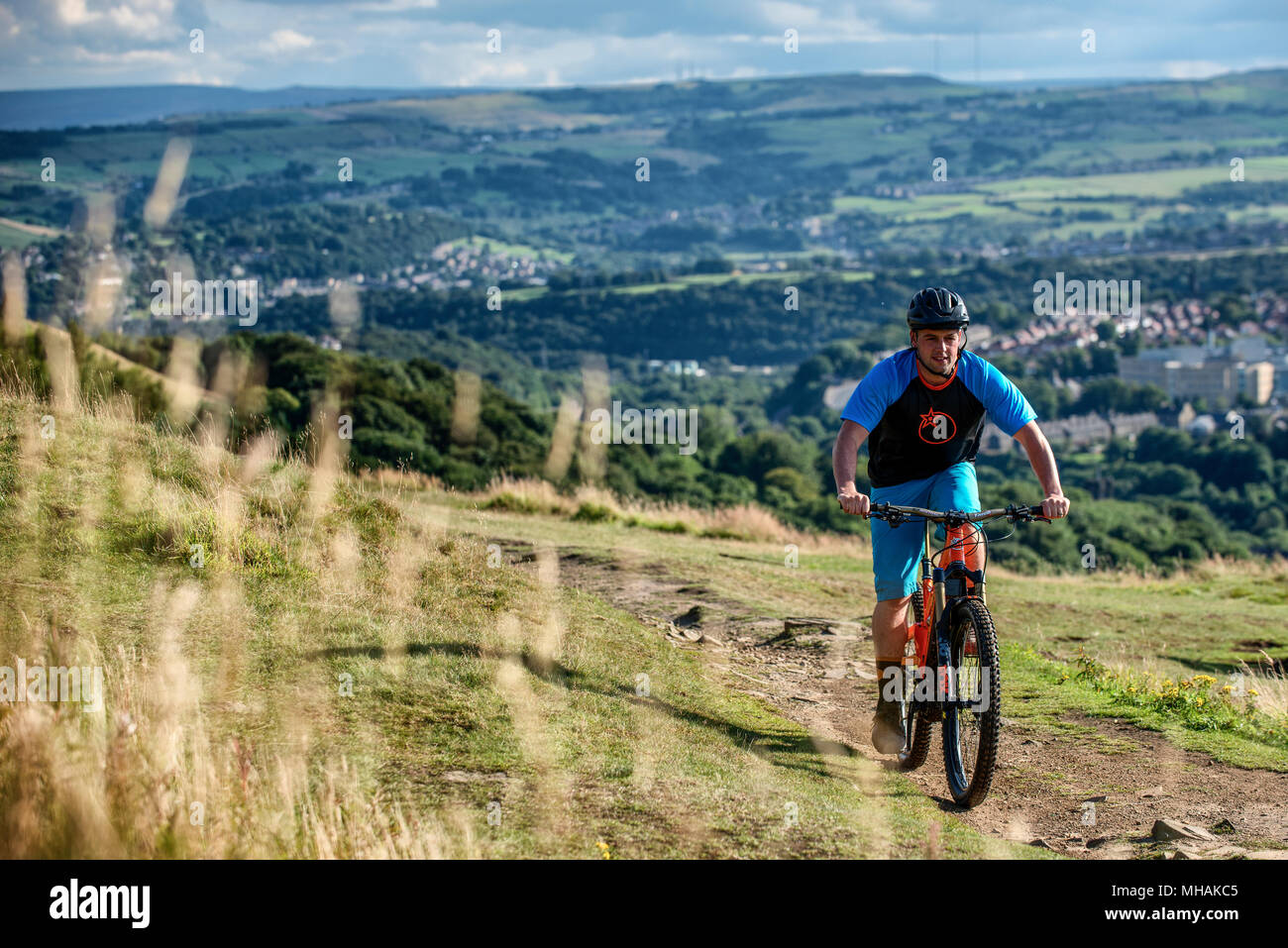 Un homme d'une pédale électrique en e-bike, près de la ville de Halifax, dans le nord de l'Angleterre. Banque D'Images
