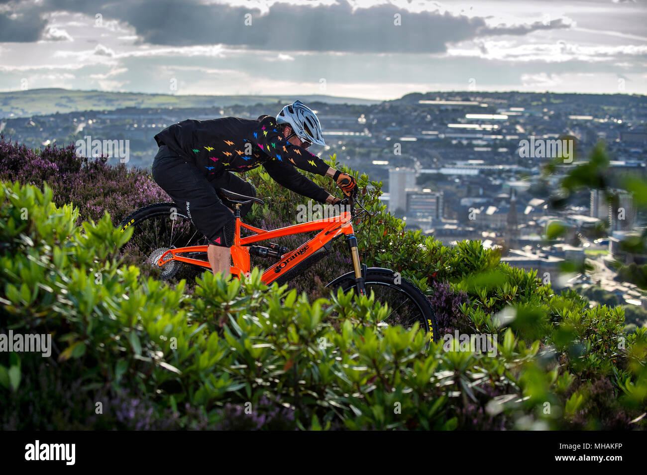 Un homme d'une pédale électrique en e-bike, près de la ville de Halifax, dans le nord de l'Angleterre. Banque D'Images
