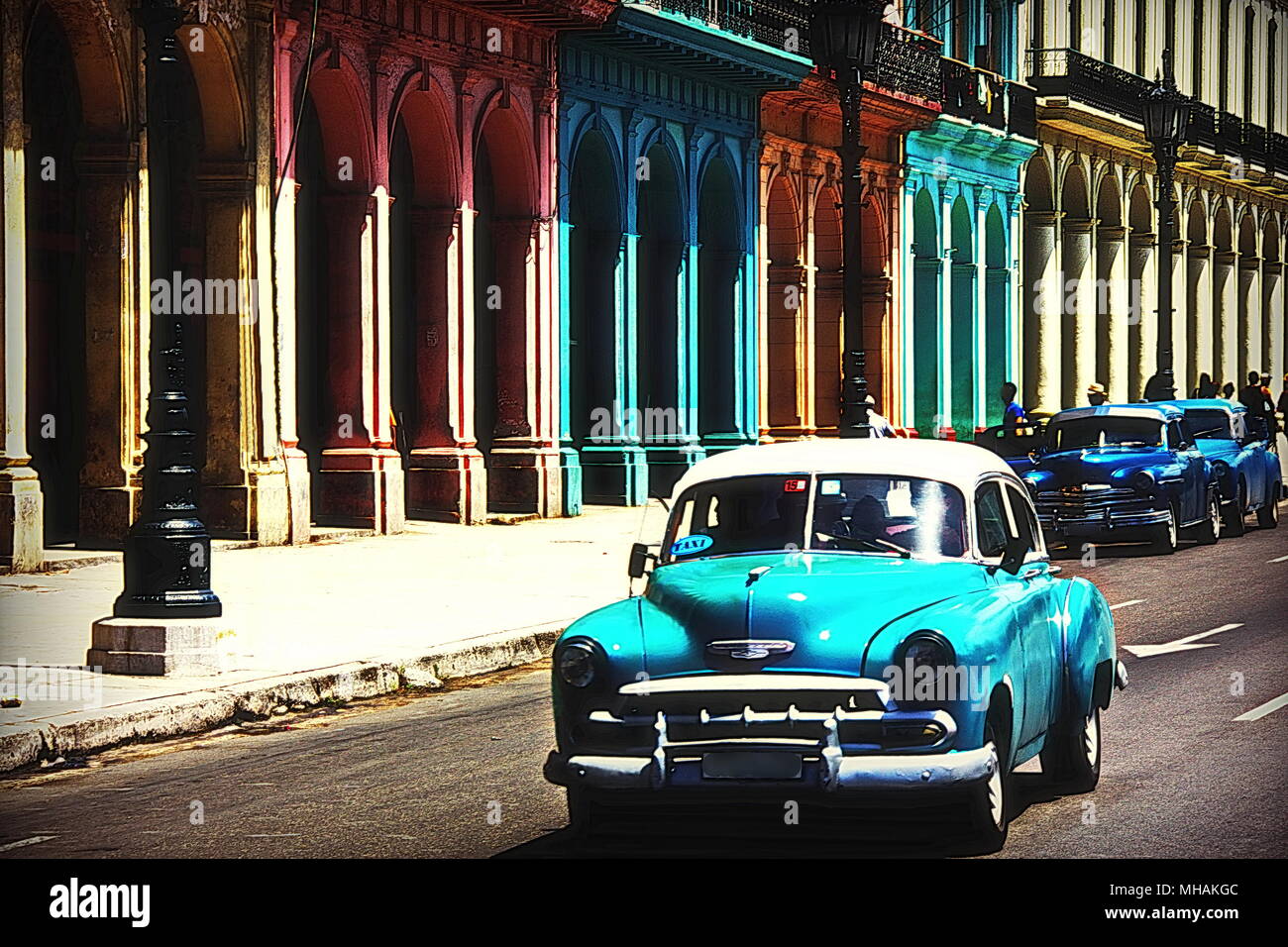 Vintage Car sur Havana street en face de façades colorées, Cuba Banque D'Images