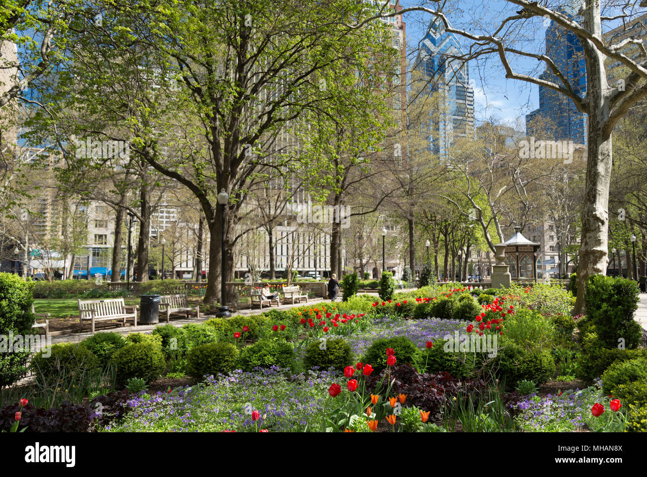 Rittenhouse Square, un jardin et parc de centre-ville de Philadelphie au printemps , skyline en arrière-plan, Philadelphia, Pennsylvania, USA Banque D'Images